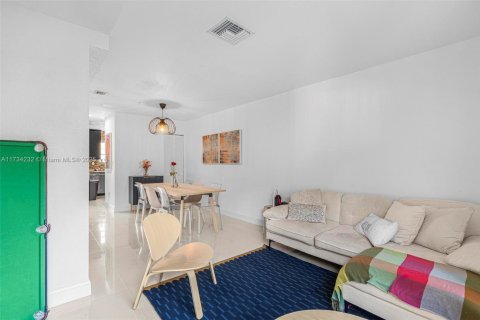 Townhouse in North Miami Beach, Florida 3 bedrooms, 109.81 sq.m. № 1814199 - photo 4