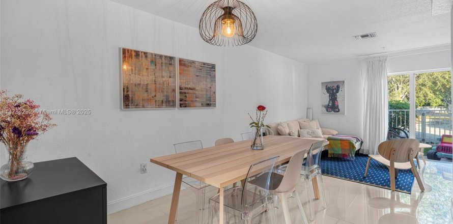 Townhouse in North Miami Beach, Florida 3 bedrooms, 109.81 sq.m. № 1814199