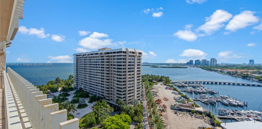 Condo in Miami, Florida, 3 bedrooms  № 1977194