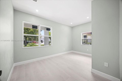 Casa en alquiler en West Palm Beach, Florida, 4 dormitorios № 1998325 - foto 13