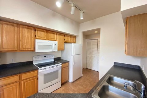 Condo in Orlando, Florida, 2 bedrooms  № 2213312 - photo 12
