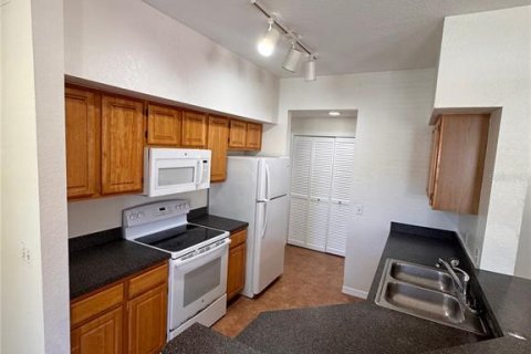 Condo in Orlando, Florida, 2 bedrooms  № 2213312 - photo 11
