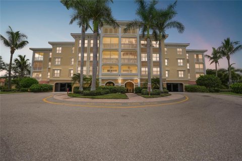 Condo in Punta Gorda, Florida, 2 bedrooms  № 651035 - photo 1