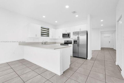 House in Miami, Florida 3 bedrooms, 173.73 sq.m. № 1943535 - photo 30