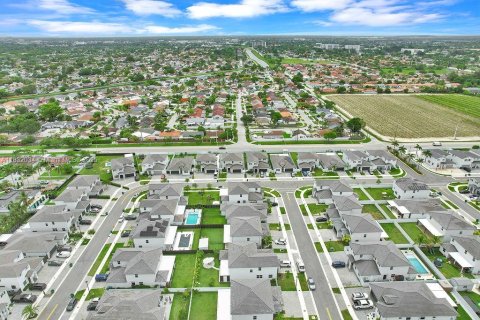 House in Miami, Florida 3 bedrooms, 173.73 sq.m. № 1943535 - photo 14