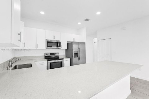 House in Miami, Florida 3 bedrooms, 173.73 sq.m. № 1943535 - photo 29