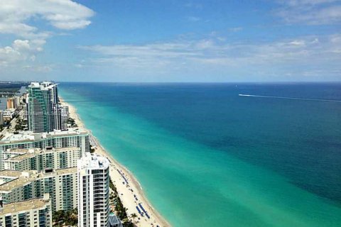 Copropriété à louer à Hallandale Beach, Floride: 2 chambres, 124.21 m2 № 958504 - photo 1