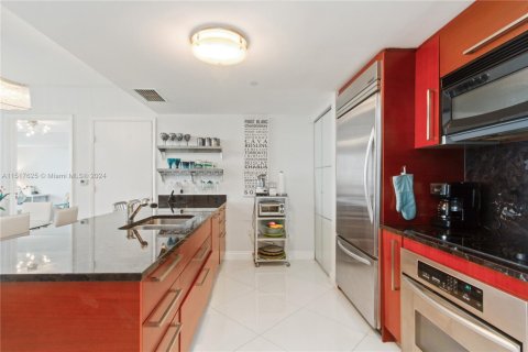 Condo in Hallandale Beach, Florida, 2 bedrooms  № 958504 - photo 7