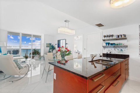 Condo in Hallandale Beach, Florida, 2 bedrooms  № 958504 - photo 8