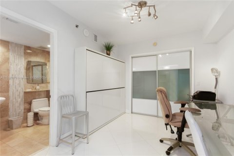 Condo in Hallandale Beach, Florida, 2 bedrooms  № 958504 - photo 15