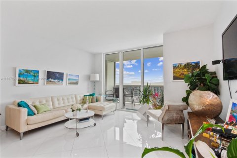 Condo in Hallandale Beach, Florida, 2 bedrooms  № 958504 - photo 4
