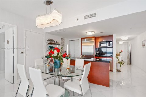 Condo in Hallandale Beach, Florida, 2 bedrooms  № 958504 - photo 2