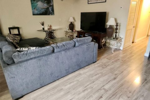 Casa en venta en Lauderhill, Florida, 4 dormitorios, 159.23 m2 № 1970233 - foto 2