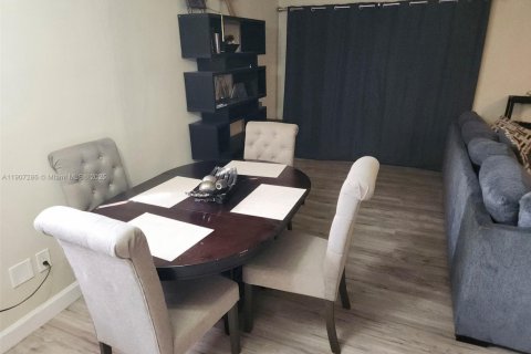 Casa en venta en Lauderhill, Florida, 4 dormitorios, 159.23 m2 № 1970233 - foto 4