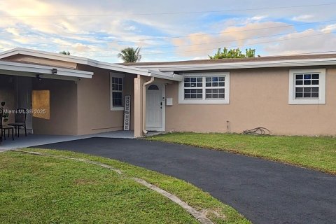 Casa en venta en Lauderhill, Florida, 4 dormitorios, 159.23 m2 № 1970233 - foto 1