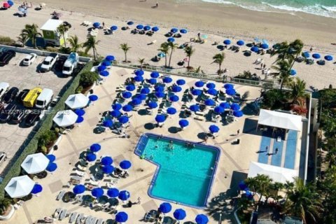 Condo in Hallandale Beach, Florida, 1 bedroom  № 2085762 - photo 14