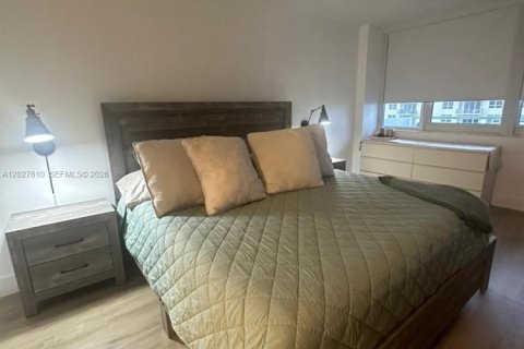 Condo in Hallandale Beach, Florida, 1 bedroom  № 2085762 - photo 12