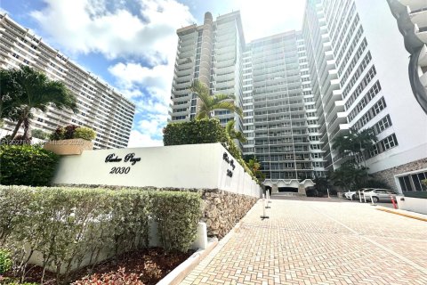 Condo in Hallandale Beach, Florida, 1 bedroom  № 2085762 - photo 2