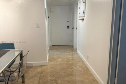 Condo in Hallandale Beach, Florida, 1 bedroom  № 2085762 - photo 10