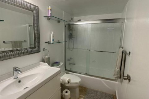 Condo in Hallandale Beach, Florida, 1 bedroom  № 2085762 - photo 11