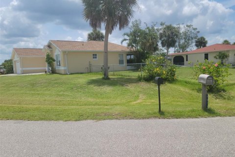 House in Port Charlotte, Florida 3 bedrooms, 117.43 sq.m. № 1797973 - photo 6