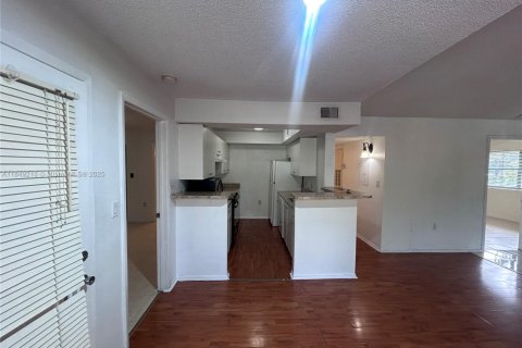 Купить кондоминиум в Майами, Флорида 2 спальни, 90.95м2, № 1850618 - фото 12