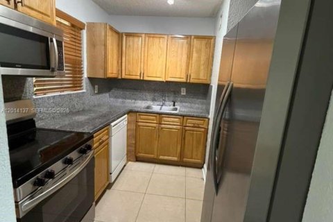 Condo in Hialeah, Florida, 2 bedrooms № 2076230