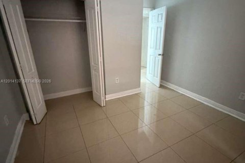 Condo in Hialeah, Florida, 2 bedrooms  № 2076230 - photo 9
