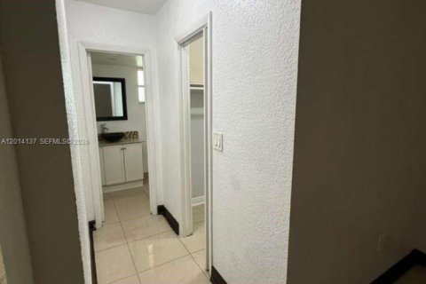 Condo in Hialeah, Florida, 2 bedrooms  № 2076230 - photo 6