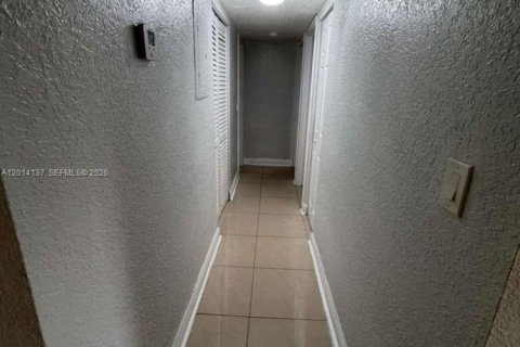 Condo in Hialeah, Florida, 2 bedrooms  № 2076230 - photo 8