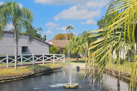 Casa en alquiler en Hallandale Beach, Florida, 3 dormitorios, 150.87 m2 № 2030538 - foto 2