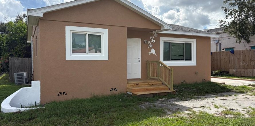 Commercial property in Pinellas Park, Florida 75.44 sq.m. № 2364907
