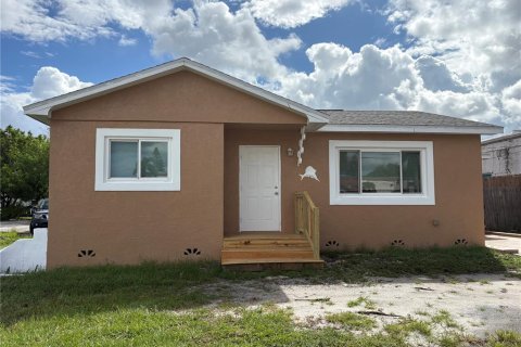 Commercial property in Pinellas Park, Florida 75.44 sq.m. № 2364907 - photo 2