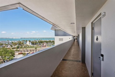 Condo in Saint Petersburg, Florida, 2 bedrooms  № 2114823 - photo 3