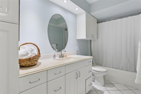 Condo in Saint Petersburg, Florida, 2 bedrooms  № 2114823 - photo 23