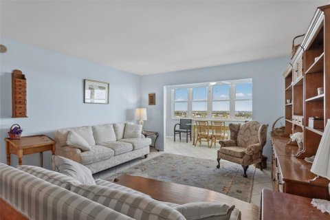 Condo in Saint Petersburg, Florida, 2 bedrooms  № 2114823 - photo 9
