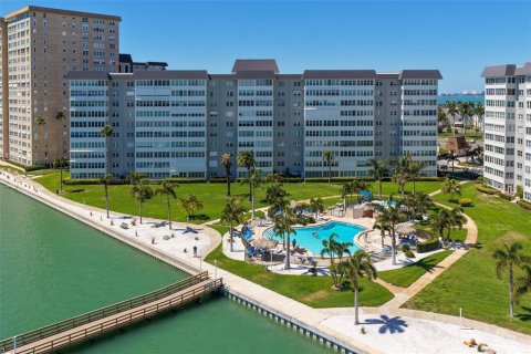 Condo in Saint Petersburg, Florida, 2 bedrooms  № 2114823