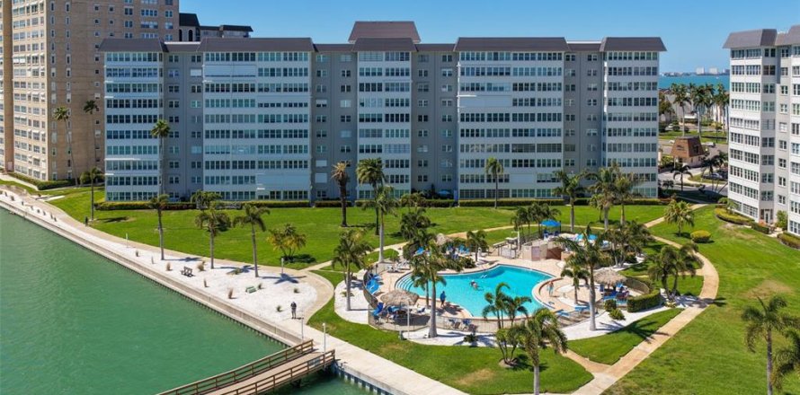 Condo in Saint Petersburg, Florida, 2 bedrooms  № 2114823