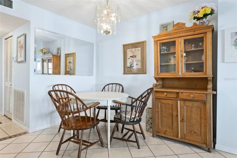 Condo in Saint Petersburg, Florida, 2 bedrooms  № 2114823 - photo 7