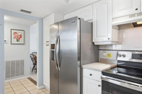 Condo in Saint Petersburg, Florida, 2 bedrooms  № 2114823 - photo 5