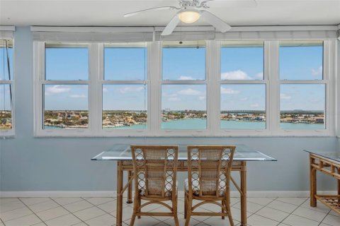 Condo in Saint Petersburg, Florida, 2 bedrooms  № 2114823 - photo 11