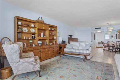 Condo in Saint Petersburg, Florida, 2 bedrooms  № 2114823 - photo 10