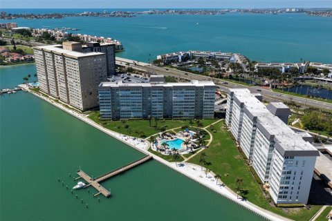 Condo in Saint Petersburg, Florida, 2 bedrooms  № 2114823 - photo 26