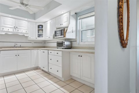 Condo in Saint Petersburg, Florida, 2 bedrooms  № 2114823 - photo 6