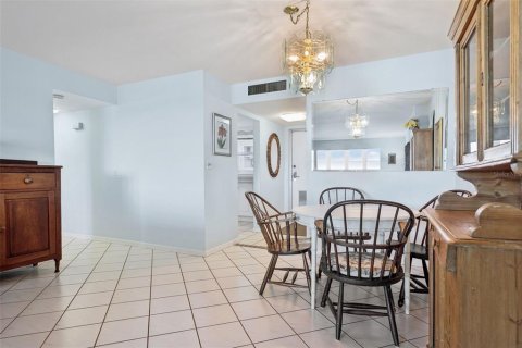 Condo in Saint Petersburg, Florida, 2 bedrooms  № 2114823 - photo 8