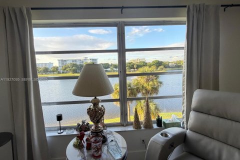 Copropriété à vendre à Pompano Beach, Floride: 1 chambre, 79.15 m2 № 1986324 - photo 2