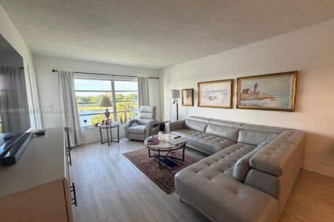 Copropriété à vendre à Pompano Beach, Floride: 1 chambre, 79.15 m2 № 1986324 - photo 1
