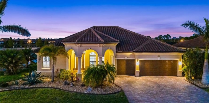 House in Venice, Florida 4 bedrooms, 236.71 sq.m. № 1716439