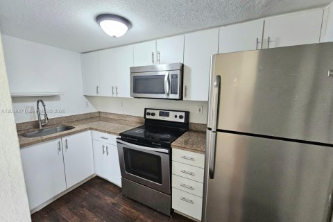 Copropriété à louer à Miami, Floride: 1 chambre, 43.2 m2 № 2182203 - photo 2