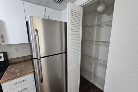 Copropriété à louer à Miami, Floride: 1 chambre, 43.2 m2 № 2182203 - photo 4